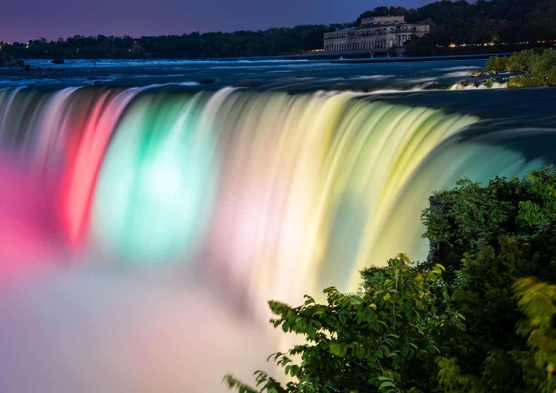 Niagra falls and affordable accommodation is the Best Combination For Tourists